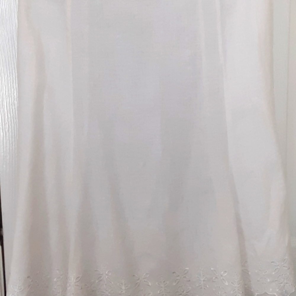 White aline linen skirt with embroidered hem